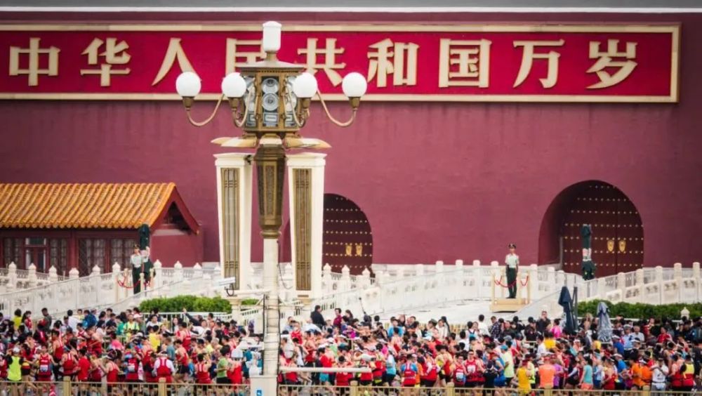 叶辰讥讽道：你们这八个人，有一个算一个，无非就是学习成绩好一点的学霸罢了，论家世，你爸妈有钱吗？论背景，你们中有任何一个人的家长能成为美国的州议员吗？要钱没钱、要权没权，还舔个逼脸等海豹突击队救你们？还想让人家用导弹给你们报仇，不是我瞧不起你，随便一枚中小型常规导弹的造价都要几百万美元，地对地导弹起步几千万美元，用这么贵的武器给你报仇，你配吗？印度裔男生的表情十分难看，想说什么，但一下子又找不到反驳的语言。